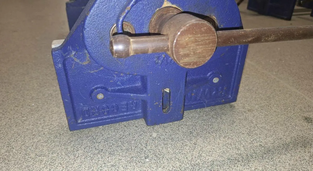Quuck release wood vice..2 left out of 3 - Image 1