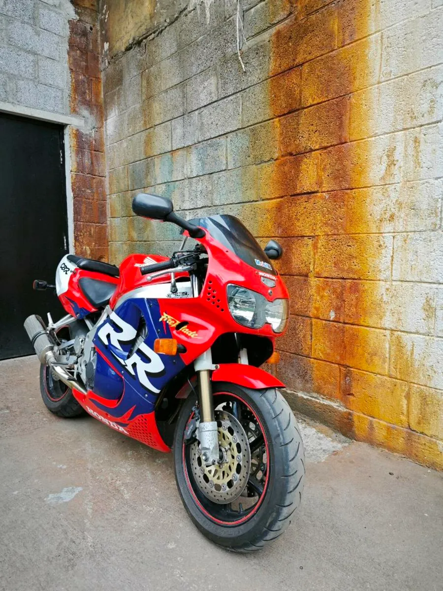 Honda CBR900RR Fireblade 1995 - Image 1