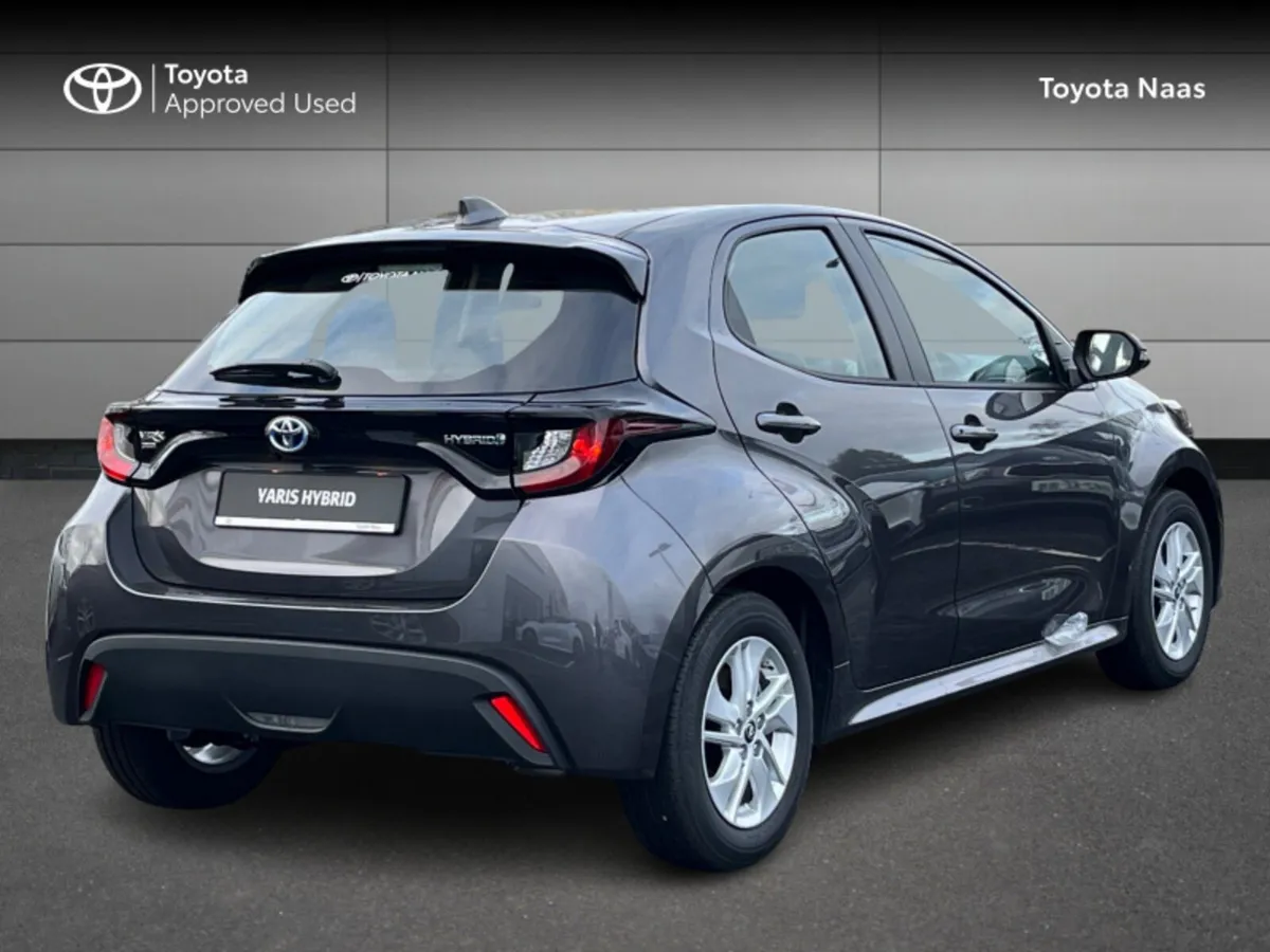Toyota Yaris YARIS HYBRID LUNA - Image 2