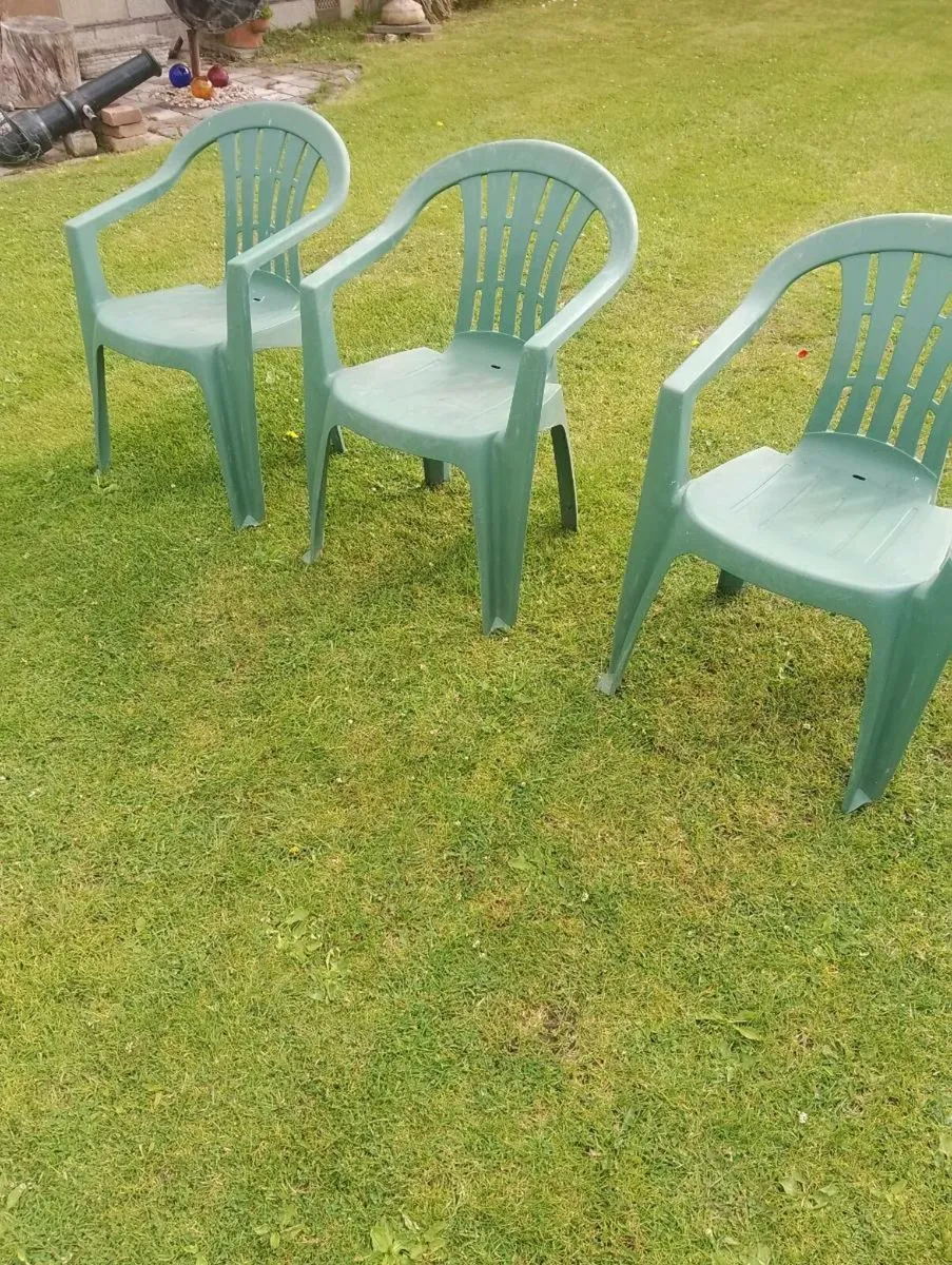 3 garden chairs - Image 1