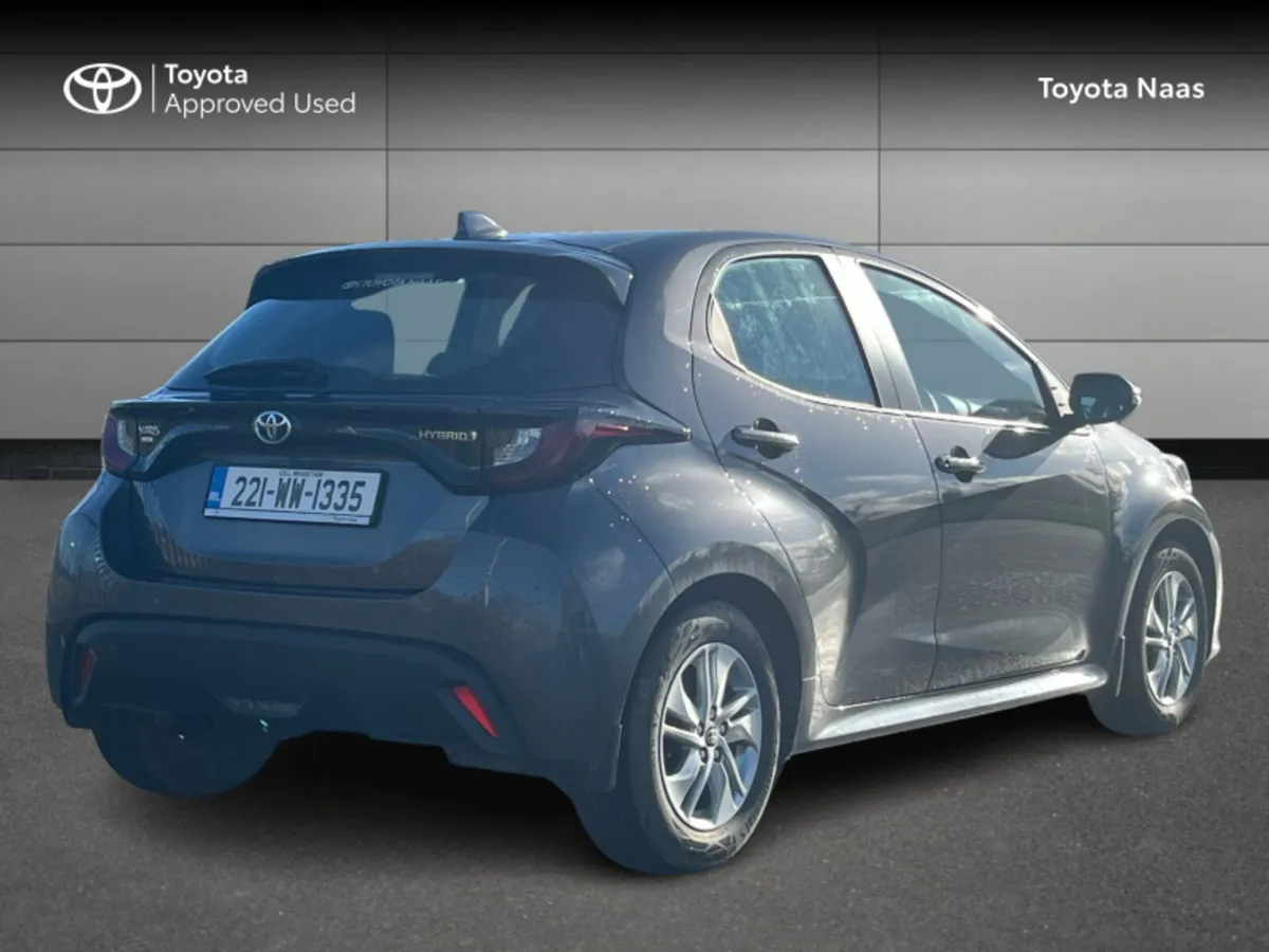 Toyota Yaris HYBRID LUNA - Image 2