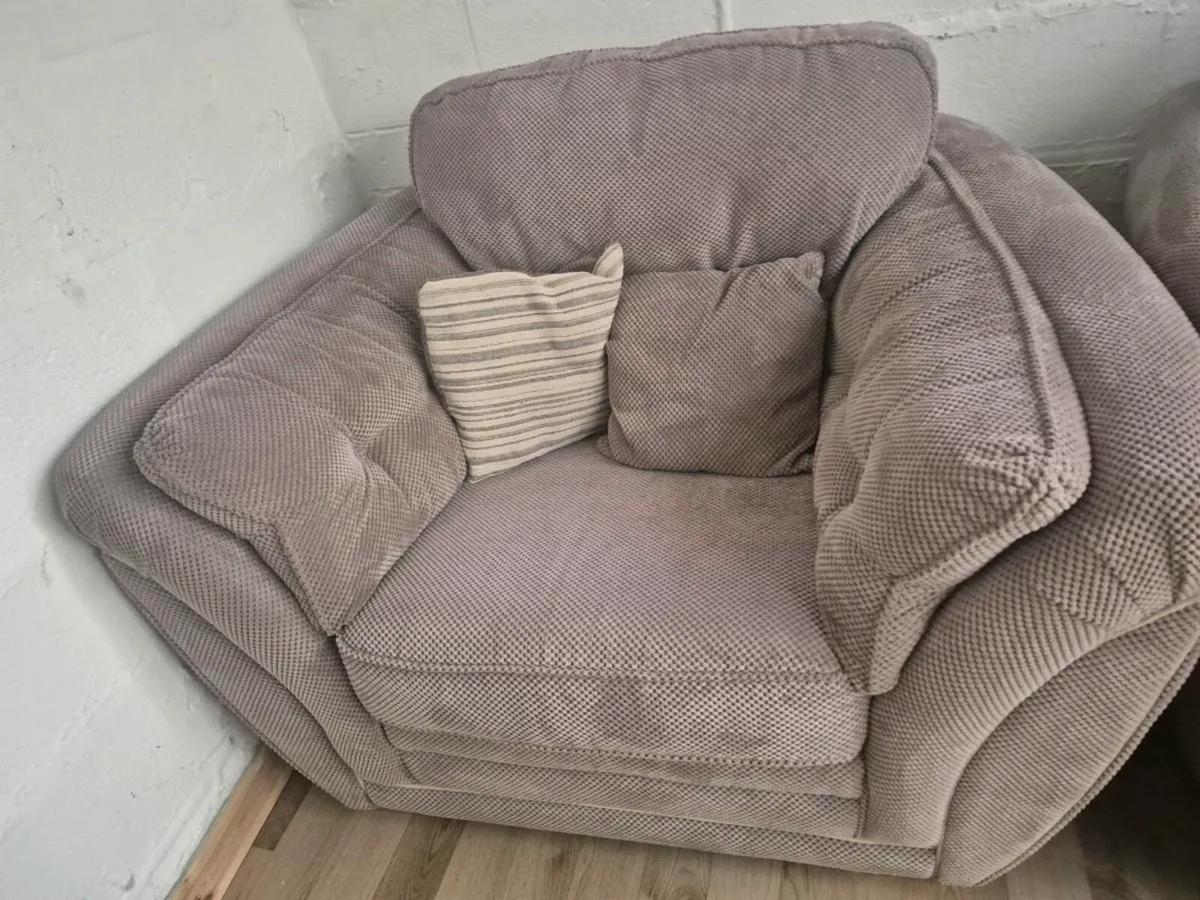 Suite for sale ,Delivery - Image 2