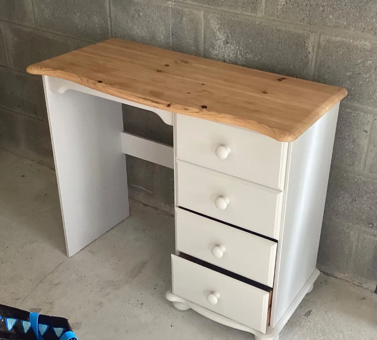 Dressing table - Image 1