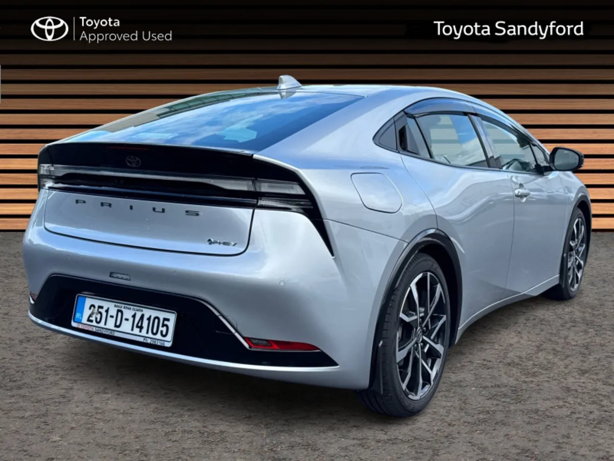 Toyota Prius NEW GENERATION PHEV // FULL LEATHER H - Image 2