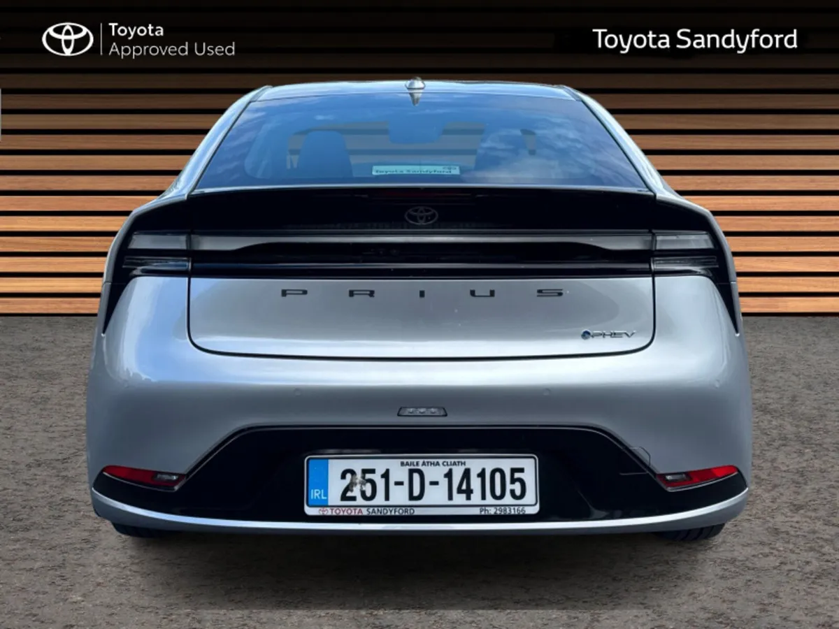 Toyota Prius NEW GENERATION PHEV // FULL LEATHER H - Image 4