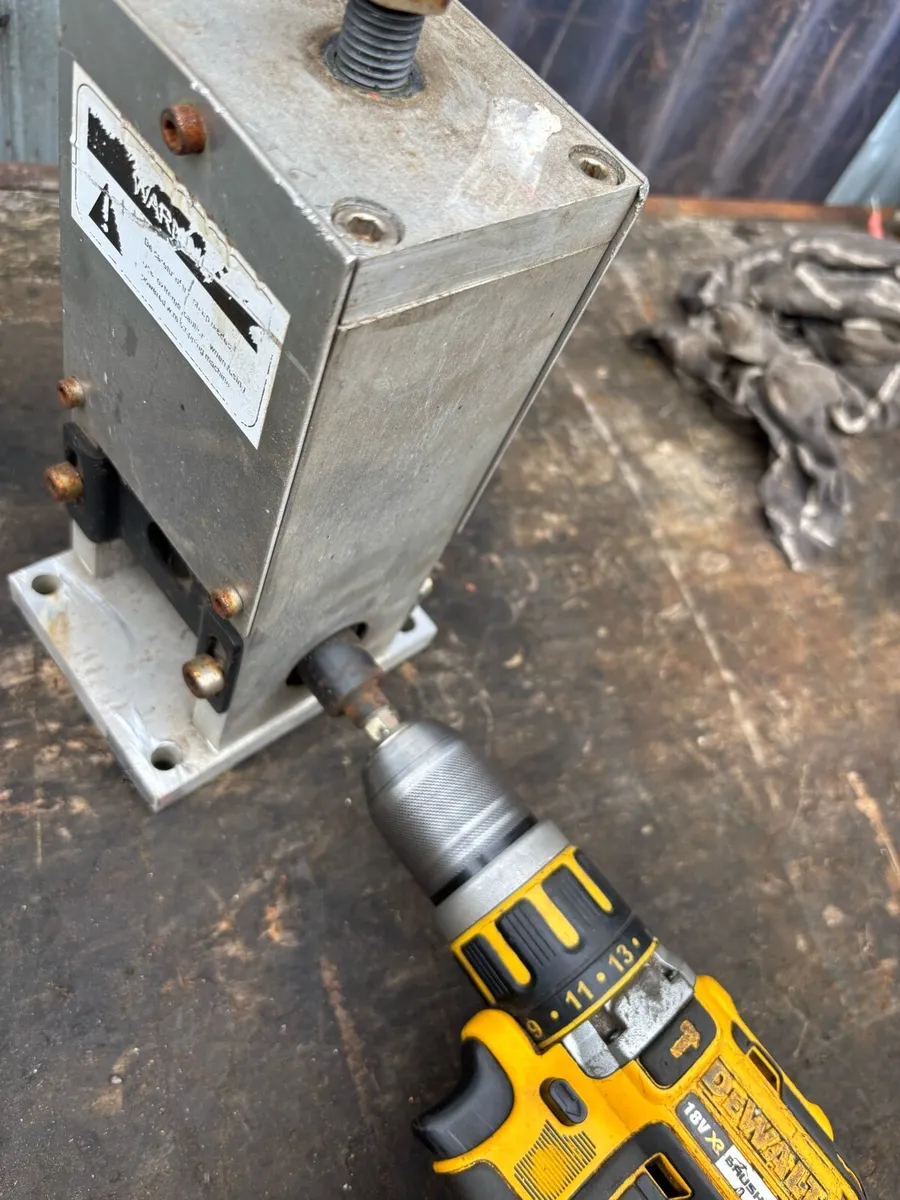 WIRE/CABLE STRIPPER - Image 1