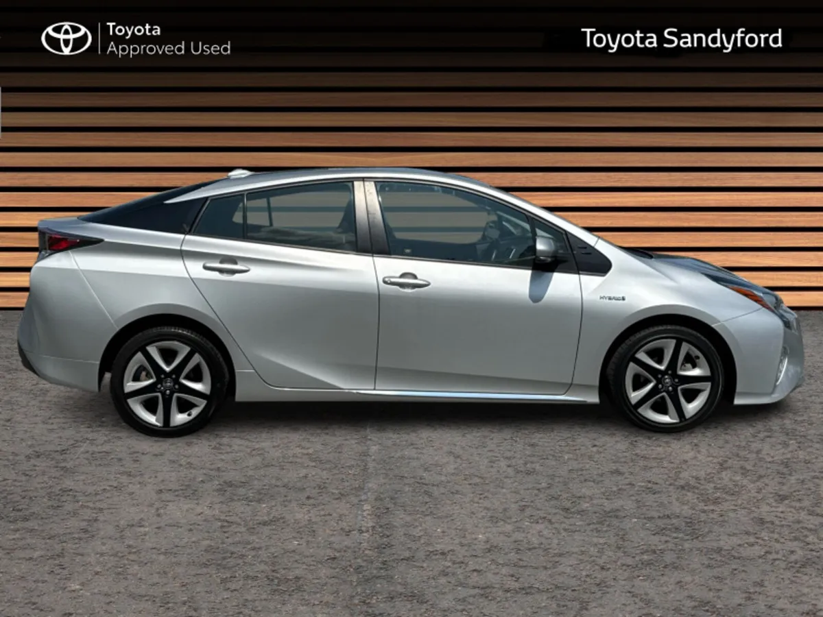 Toyota Prius HYBRID LUXURY AUTO // SAT-NAV // HEAT - Image 3