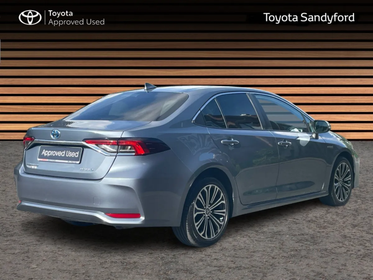 Toyota Corolla LUNA SPORT SALOON // HEATED SEATS / - Image 2