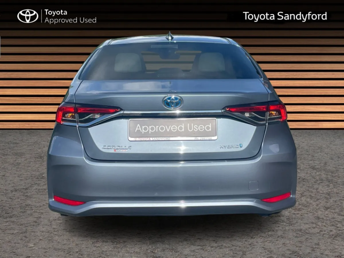 Toyota Corolla LUNA SPORT SALOON // HEATED SEATS / - Image 4