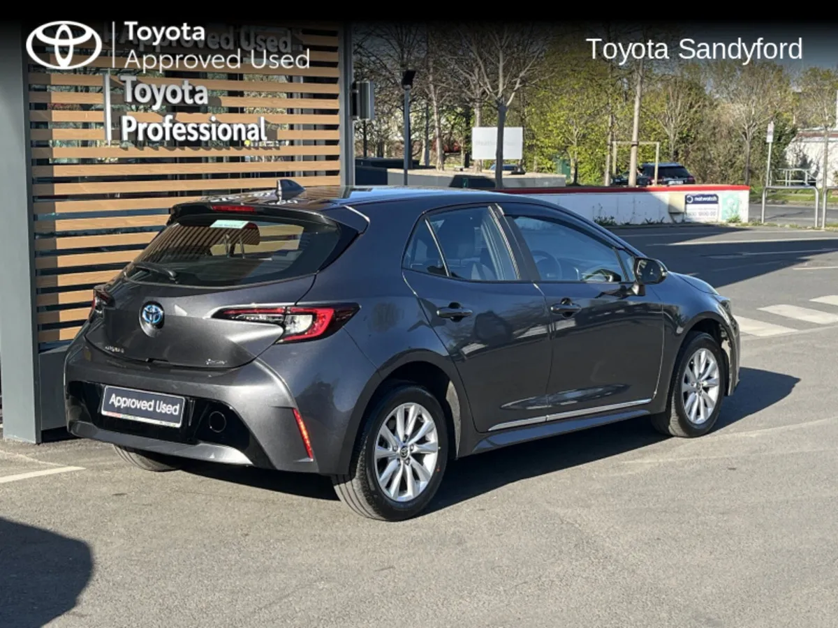 Toyota Corolla 242 with REAR CAMERA // TOYOTA SAFE - Image 2
