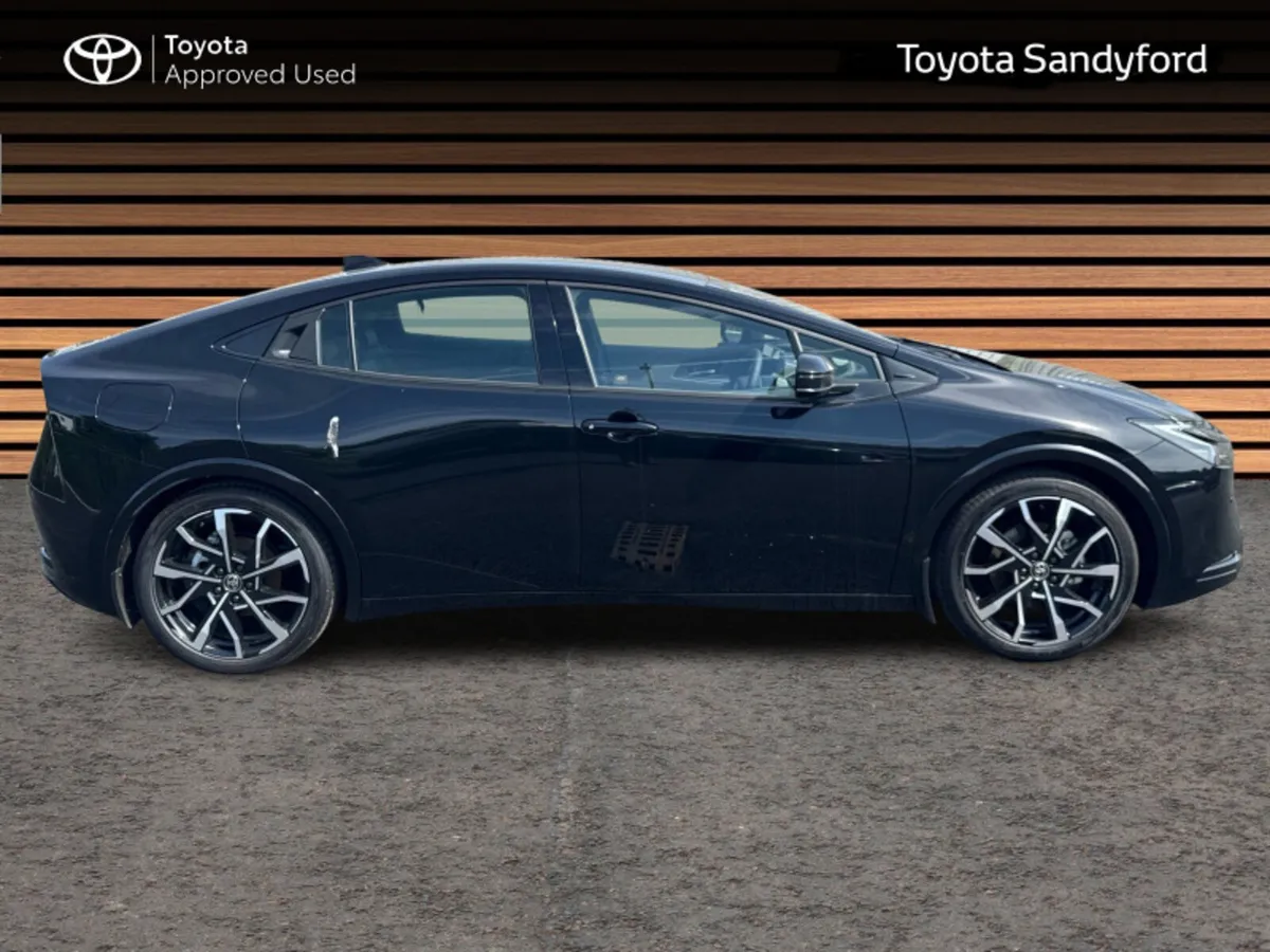 Toyota Prius NEW GENERATION PHEV // FULL LEATHER H - Image 3