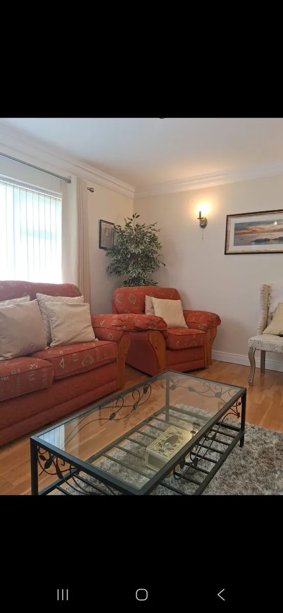 3 seater and 2 arm chairs like new - Image 1