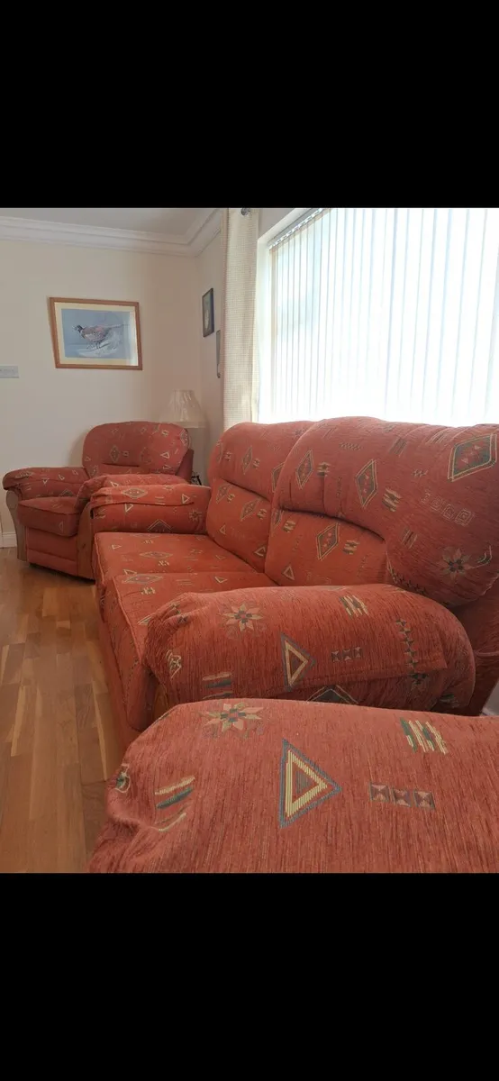 3 seater and 2 arm chairs like new - Image 3