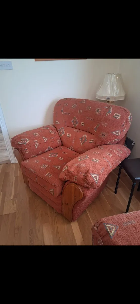 3 seater and 2 arm chairs like new - Image 4