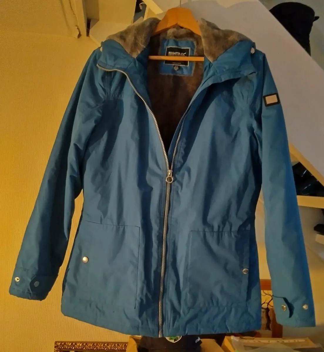 Hooded jacket with pockets - Image 1