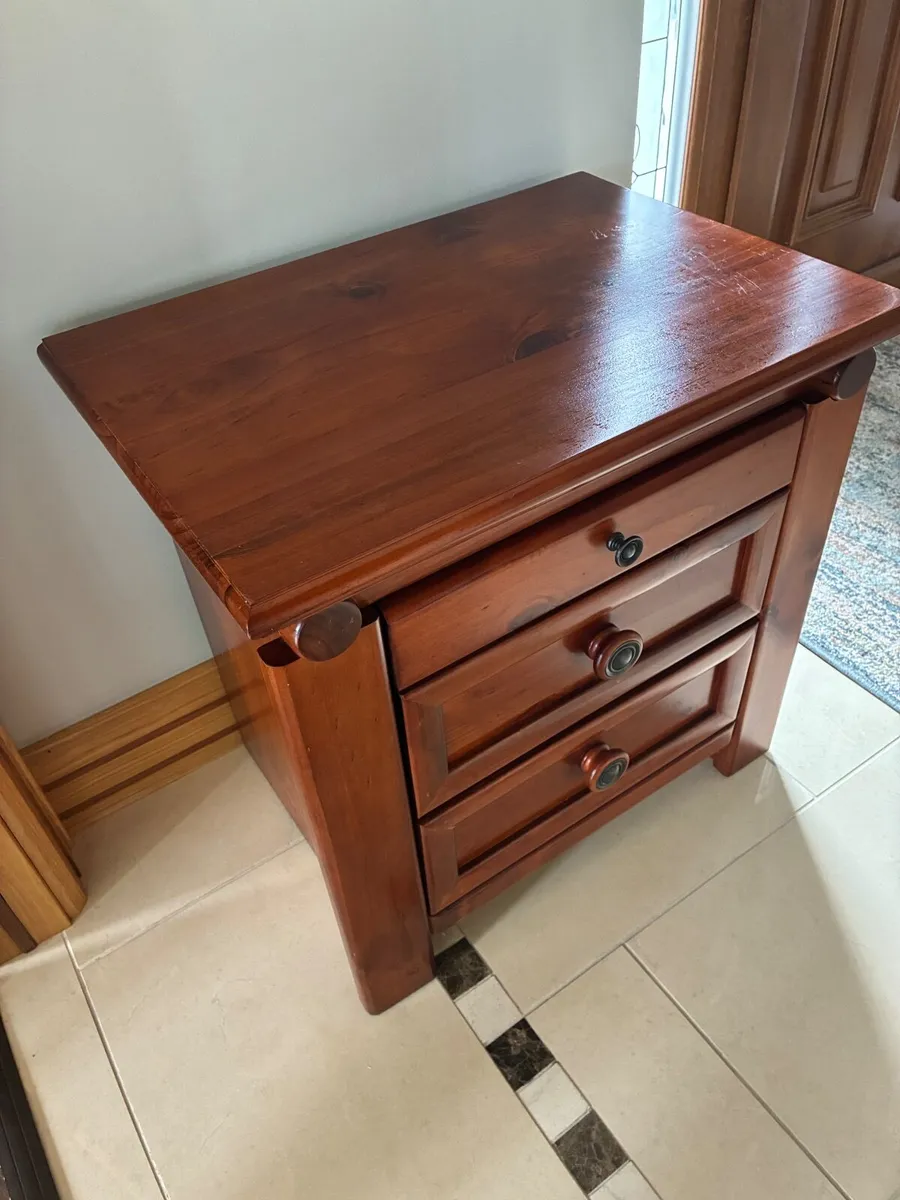 Two bedside lockers - Image 4