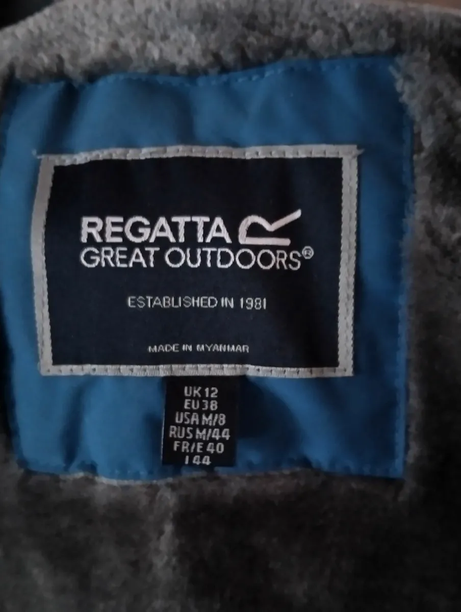 Hooded jacket with pockets - Image 4