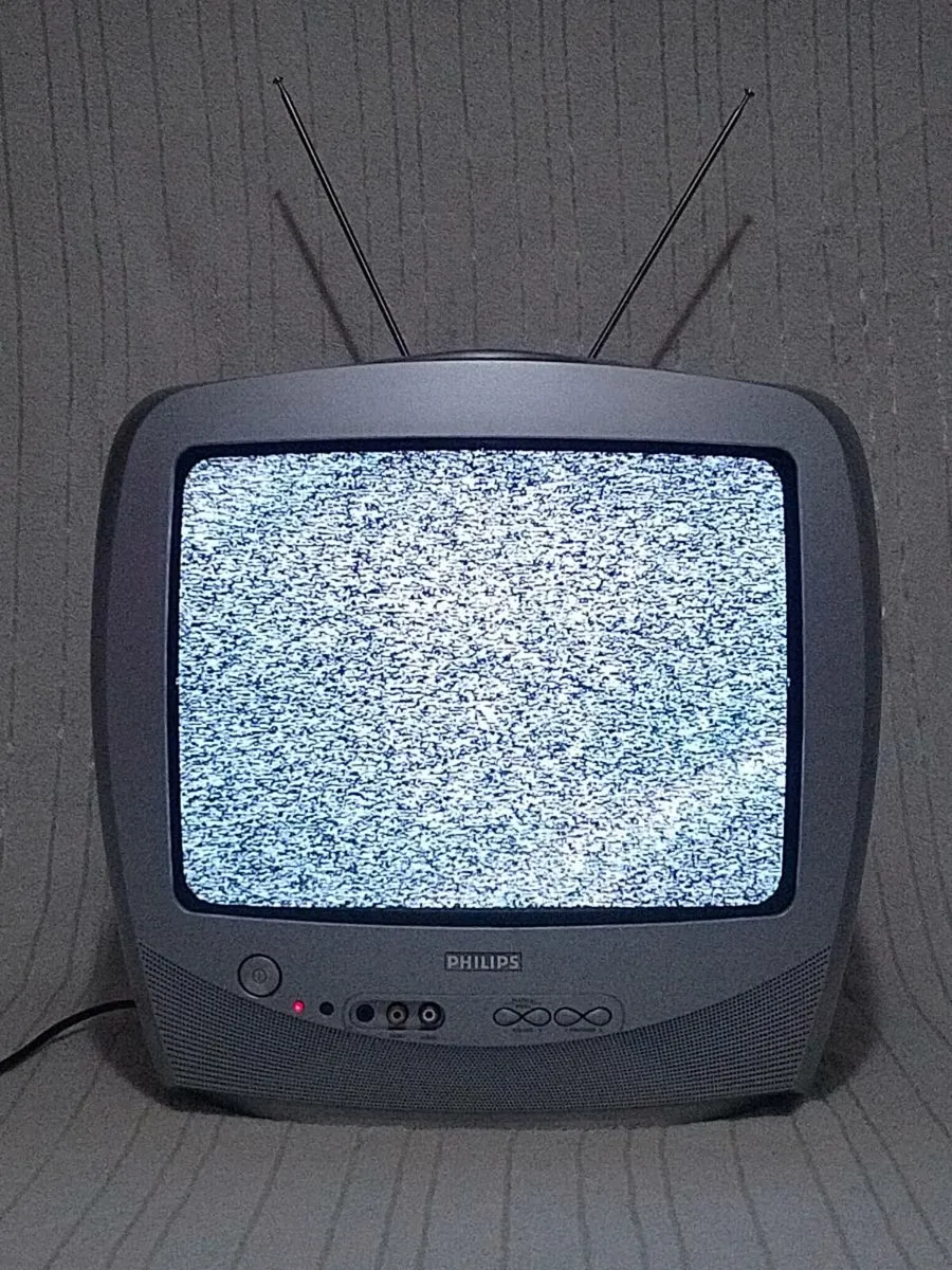 Philips CRT TV, VCR, and DVD retro bundle - Image 2