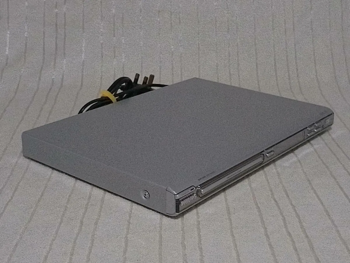 Philips CRT TV, VCR, and DVD retro bundle - Image 3