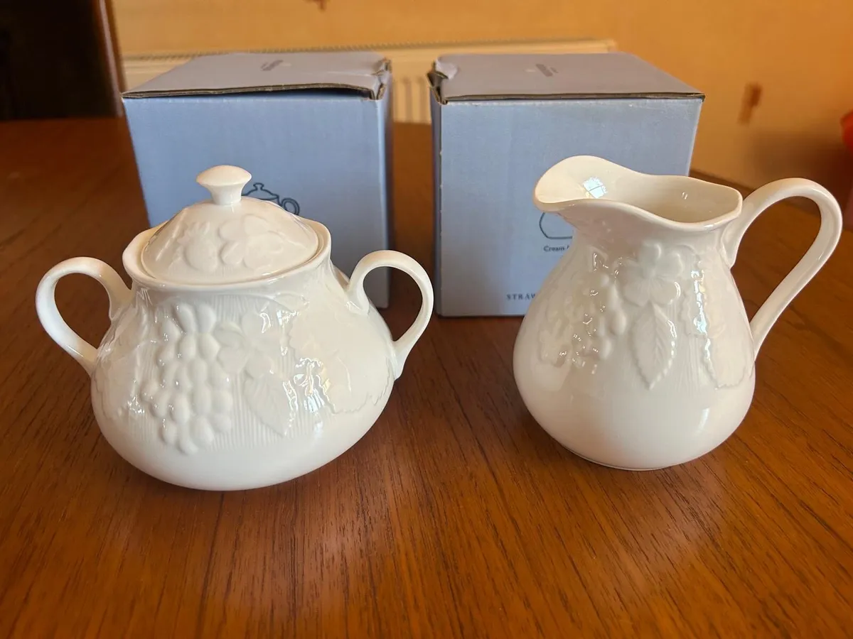 Wedgewood Strawberry & Vine Milk Jug & Sugar Bowl - Image 1
