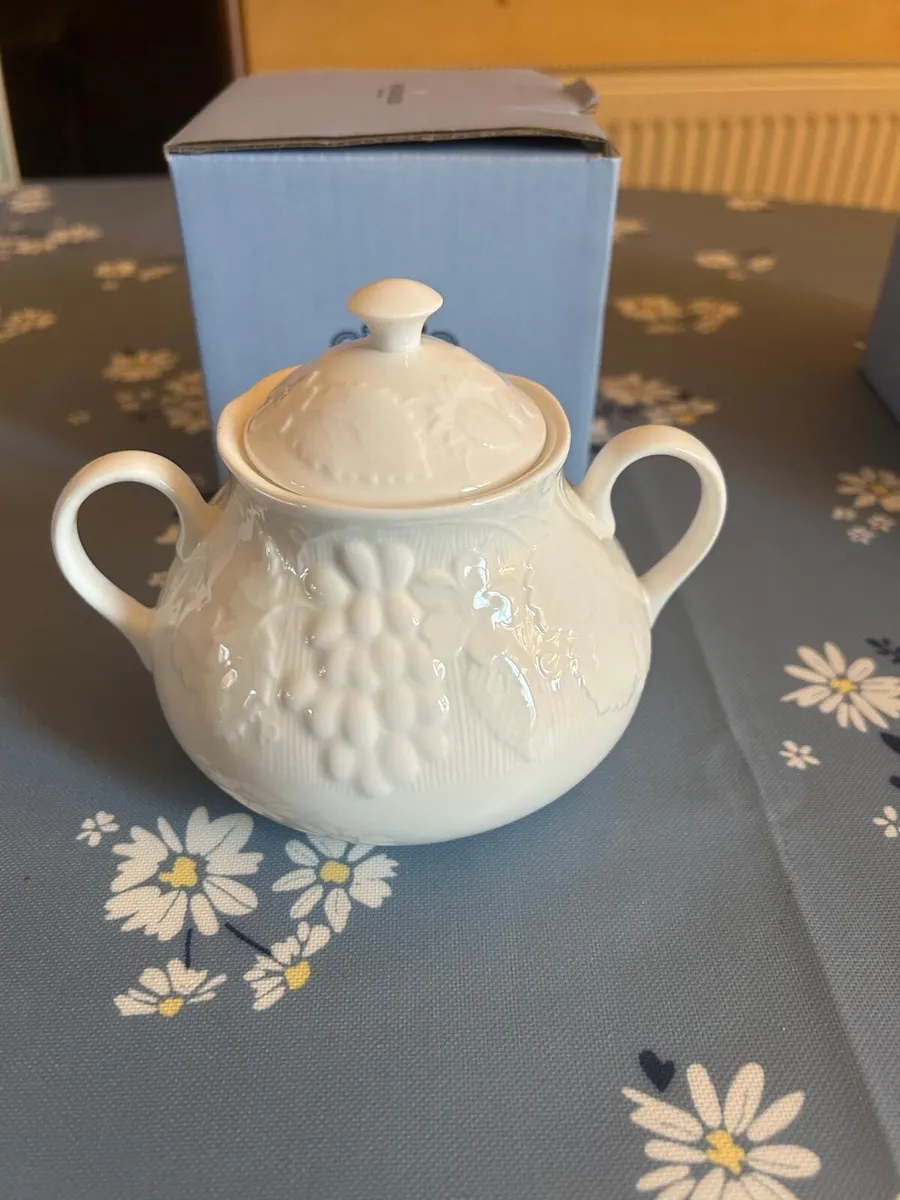 Wedgewood Strawberry & Vine Milk Jug & Sugar Bowl - Image 3