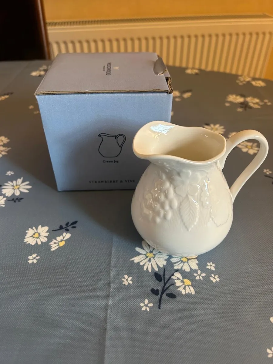 Wedgewood Strawberry & Vine Milk Jug & Sugar Bowl - Image 4