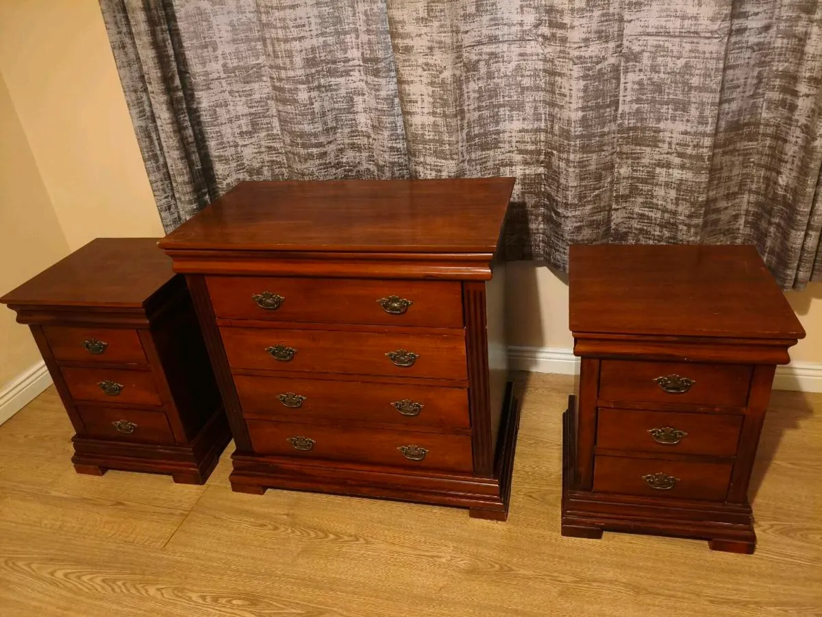 Double Bed ,Chests of drawers,lockers - Image 3