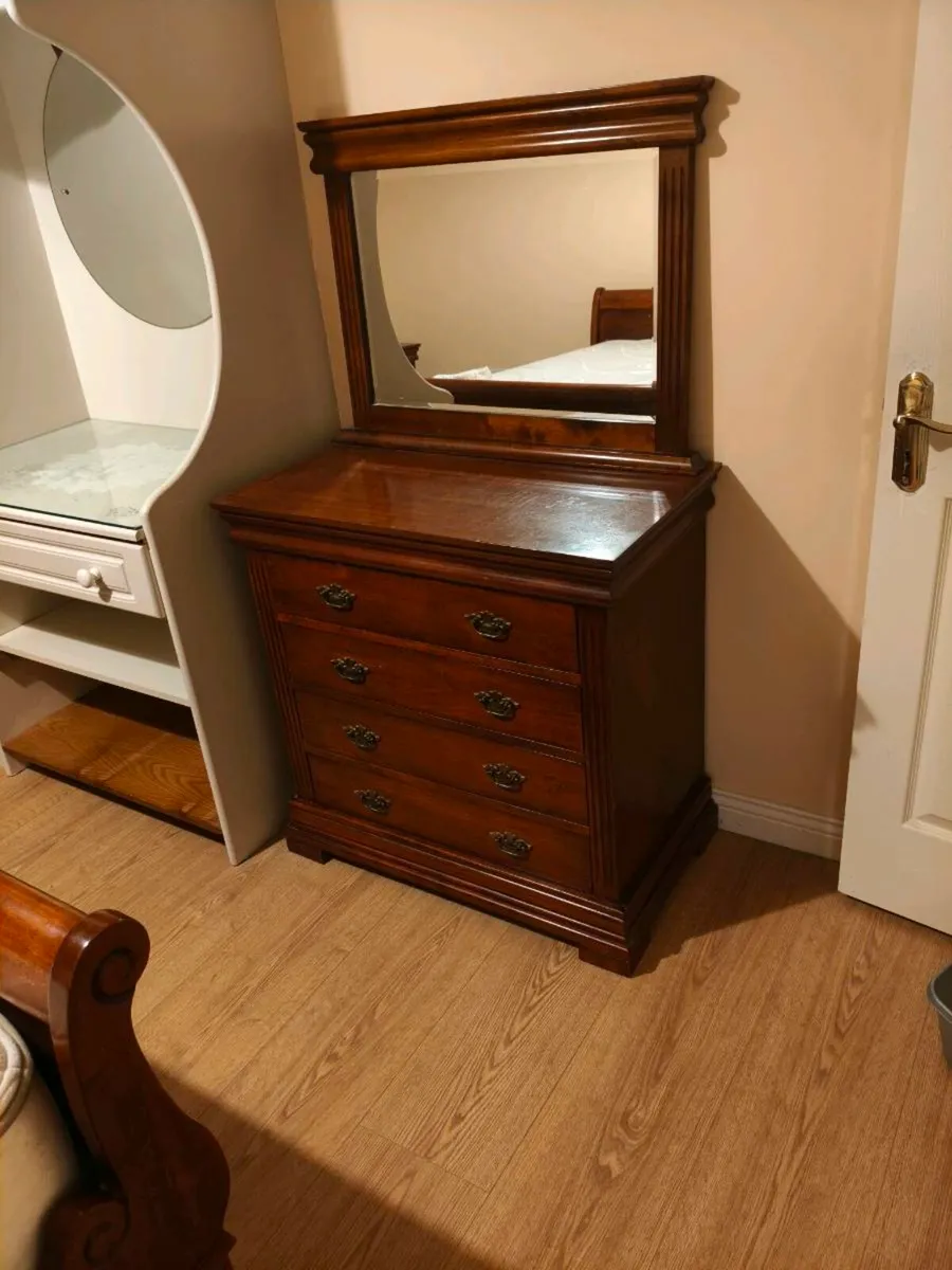 Double Bed ,Chests of drawers,lockers - Image 4