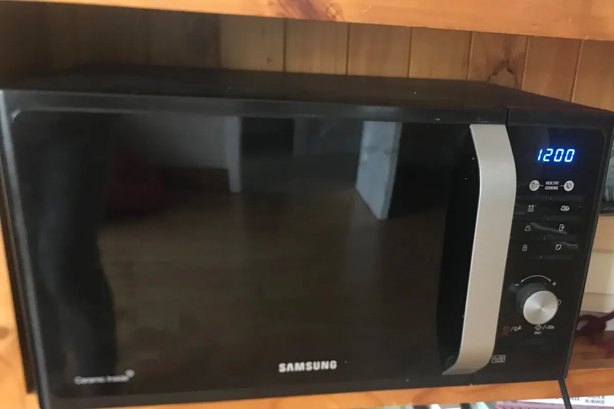 Samsung Microwave 800W - Image 1