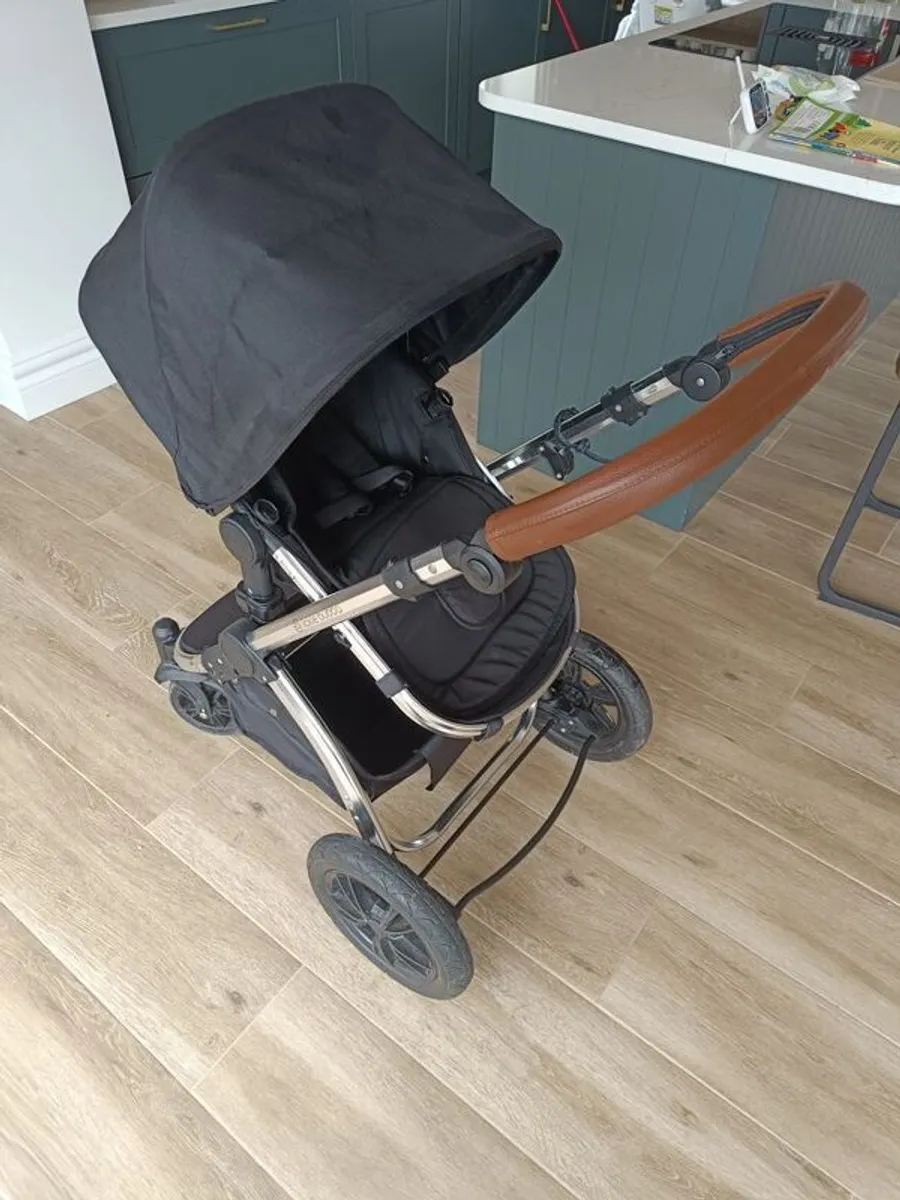 Ickle Bubba Stomp V4 iSize Travel System with 2 ISOFIX Bases. Excellent Condition - Image 1