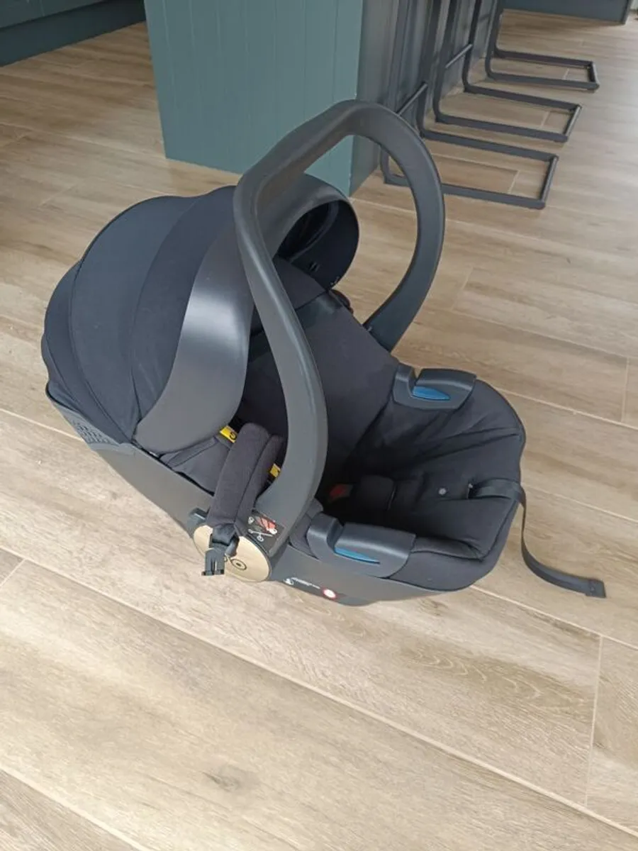 Ickle Bubba Stomp V4 iSize Travel System with 2 ISOFIX Bases. Excellent Condition - Image 2