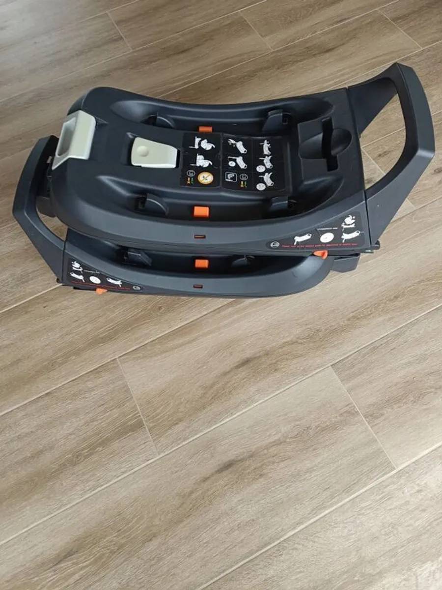 Ickle Bubba Stomp V4 iSize Travel System with 2 ISOFIX Bases. Excellent Condition - Image 4