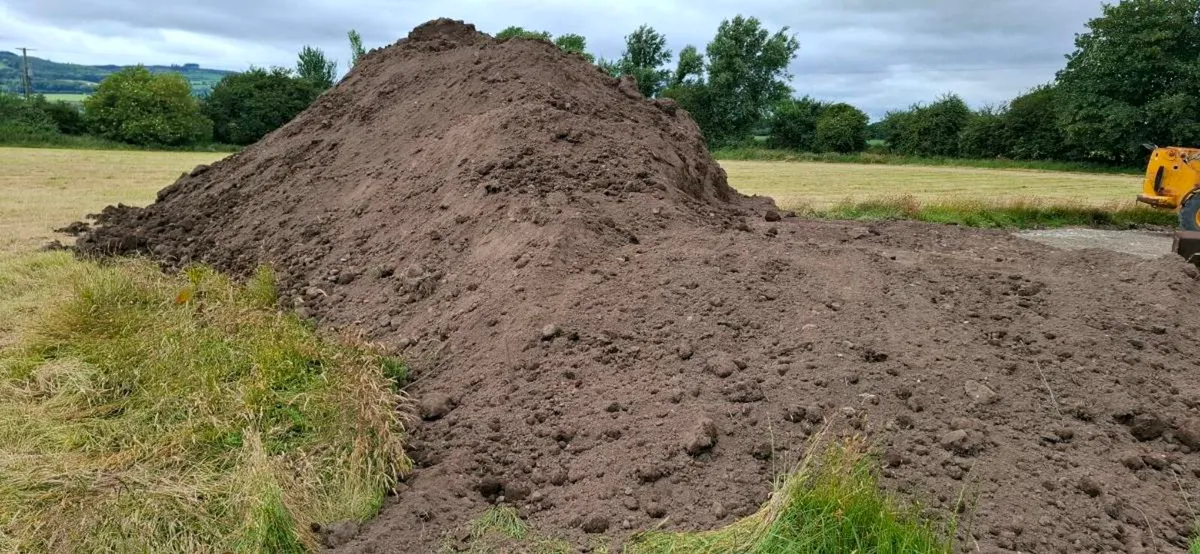 High quality(unscreened)topsoil can load per tonne