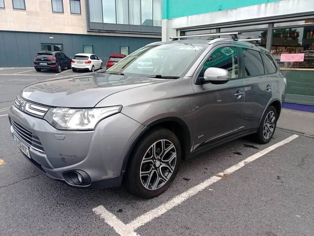 2014 Mitsubishi Outlander - Image 2