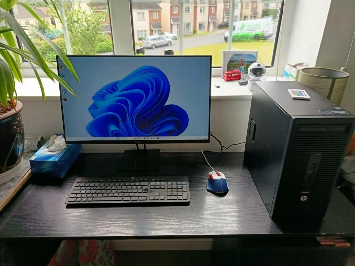 Gaming setup with 2 monitors - Image 1