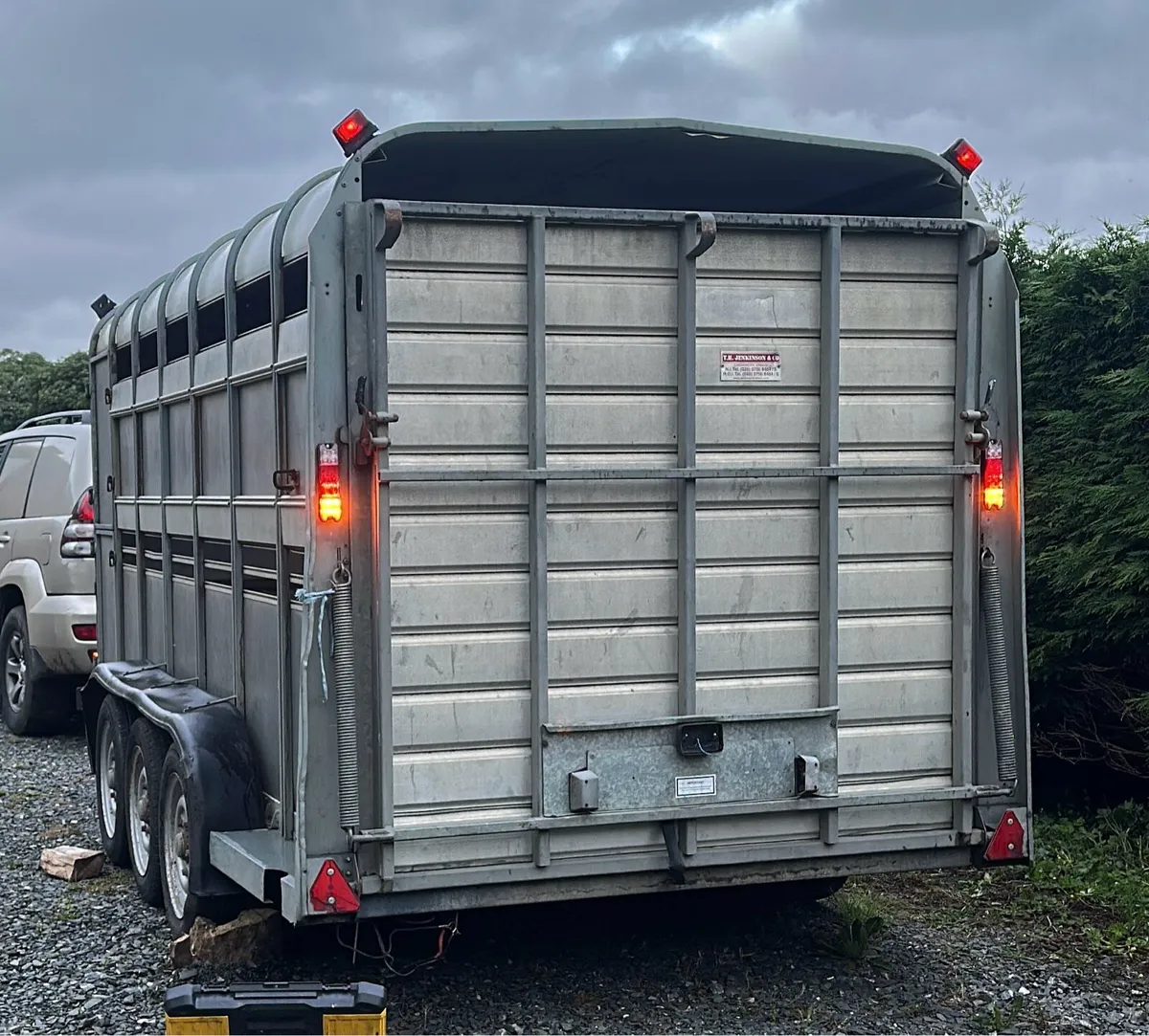 Triple axle box - Image 1