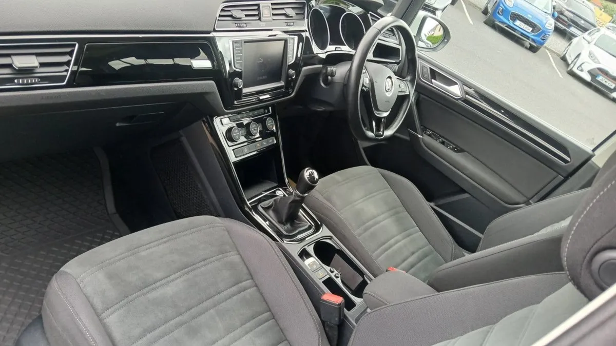 Volkswagen Touran Highline 2.0 TDI 150HP  7 Seate - Image 3