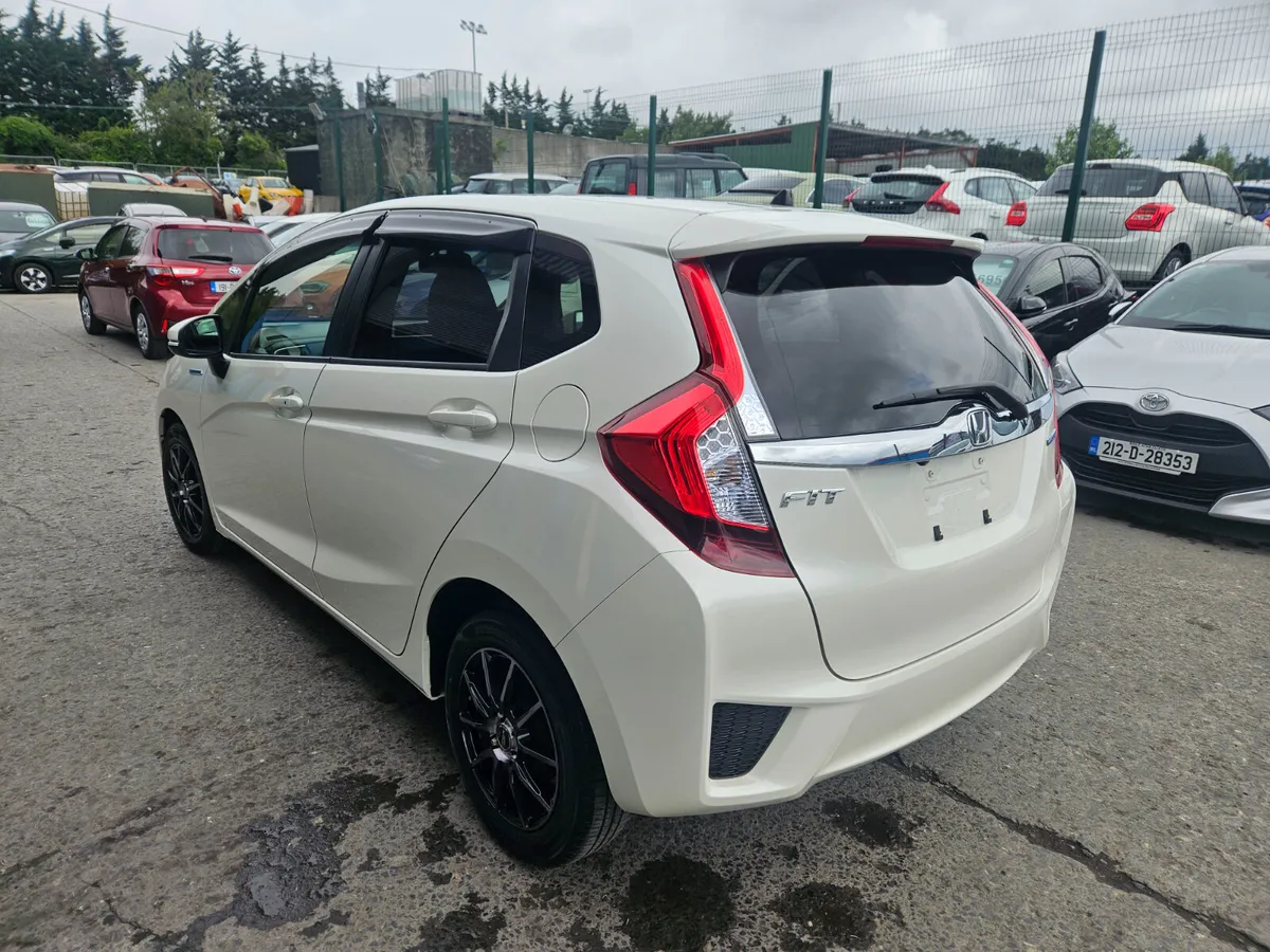 2016 Honda Fit Hybrid Automatic - Image 4