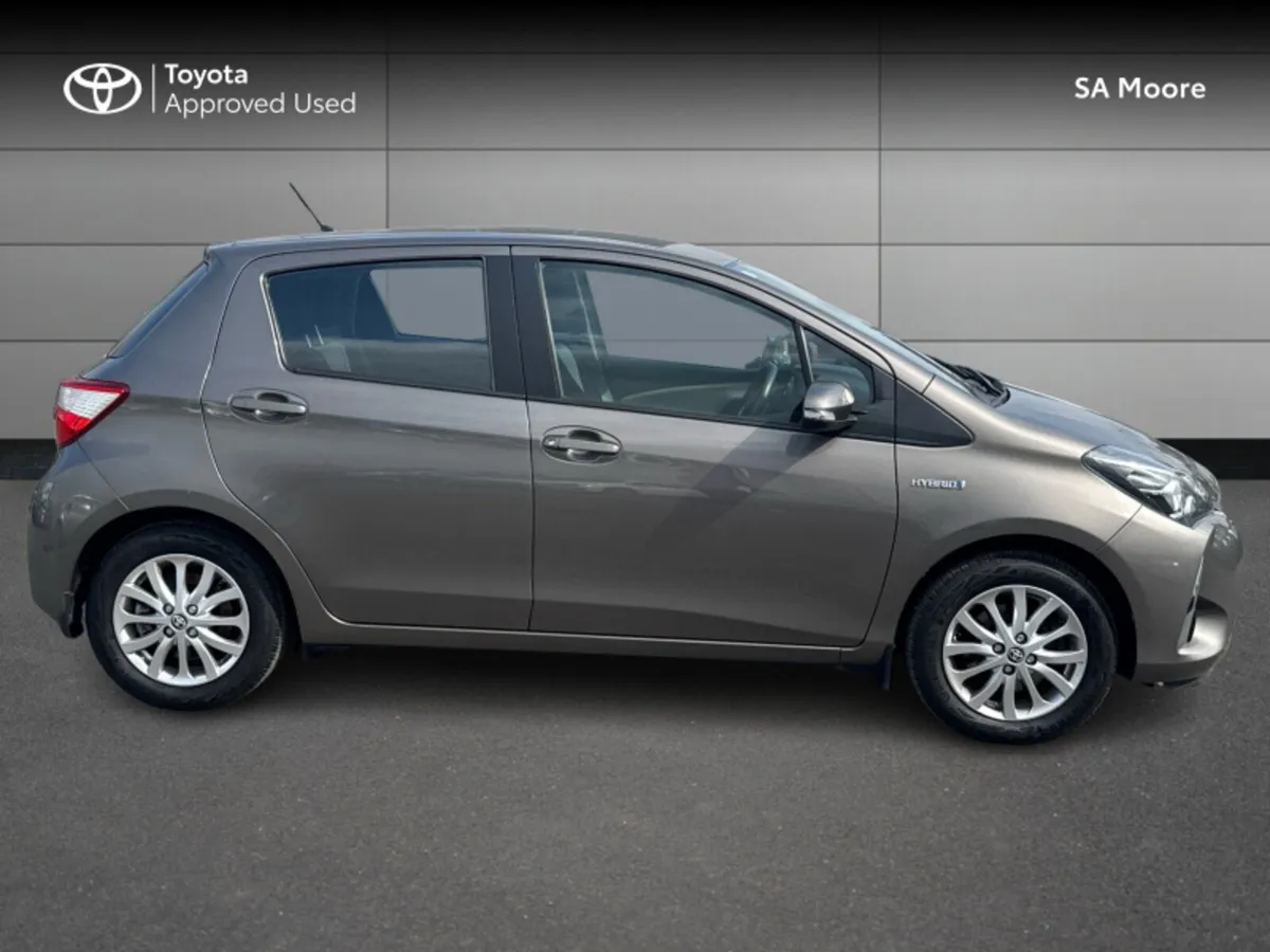 Toyota Yaris HYBRID 5DR LUNA - Image 3