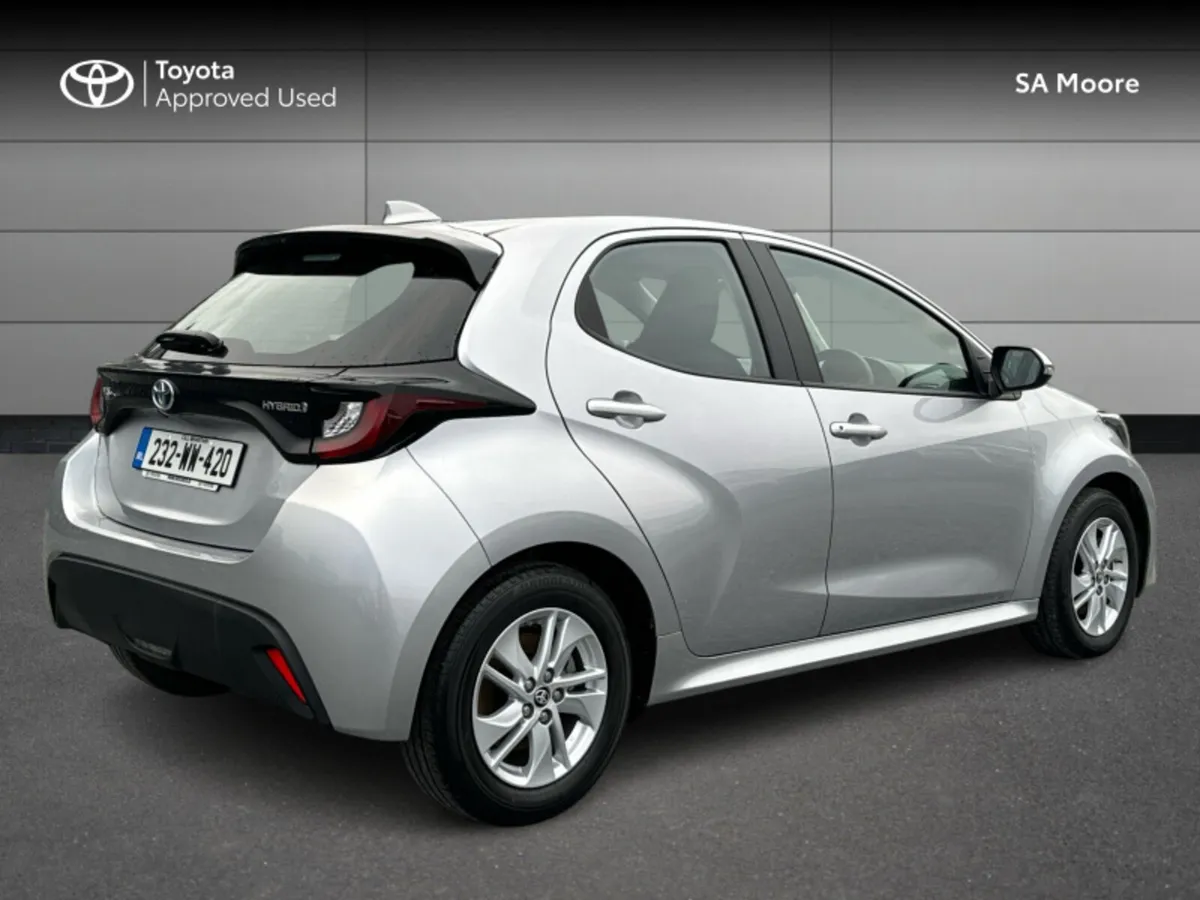Toyota Yaris HYBRID LUNA - Image 2