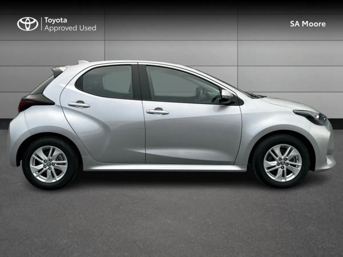 Toyota Yaris HYBRID LUNA - Image 3