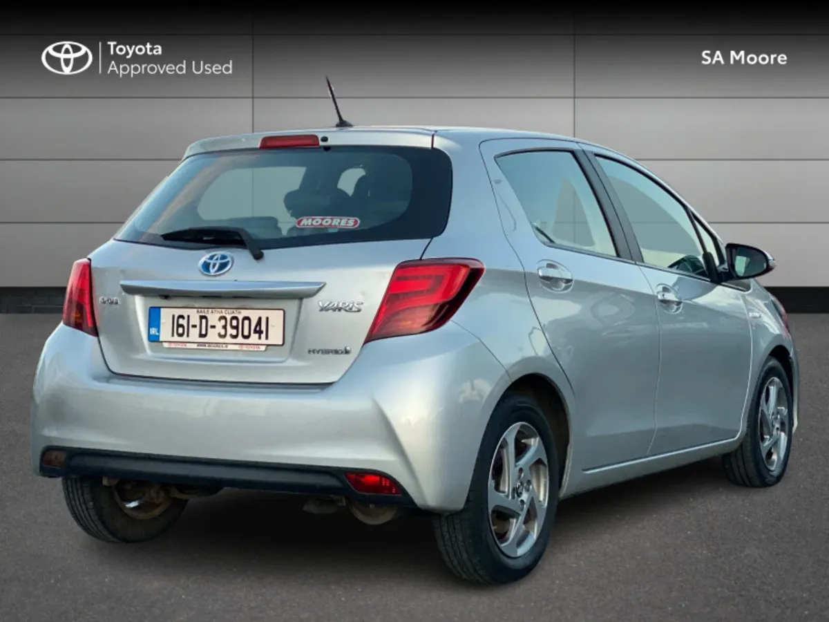 Toyota Yaris HYBRID LUXURY - Image 2