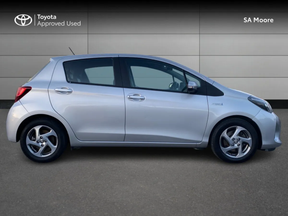 Toyota Yaris HYBRID LUXURY - Image 3