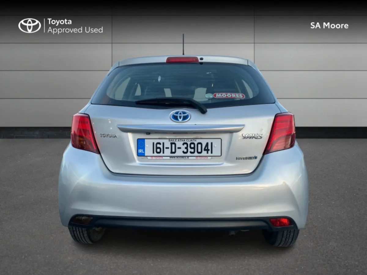 Toyota Yaris HYBRID LUXURY - Image 4