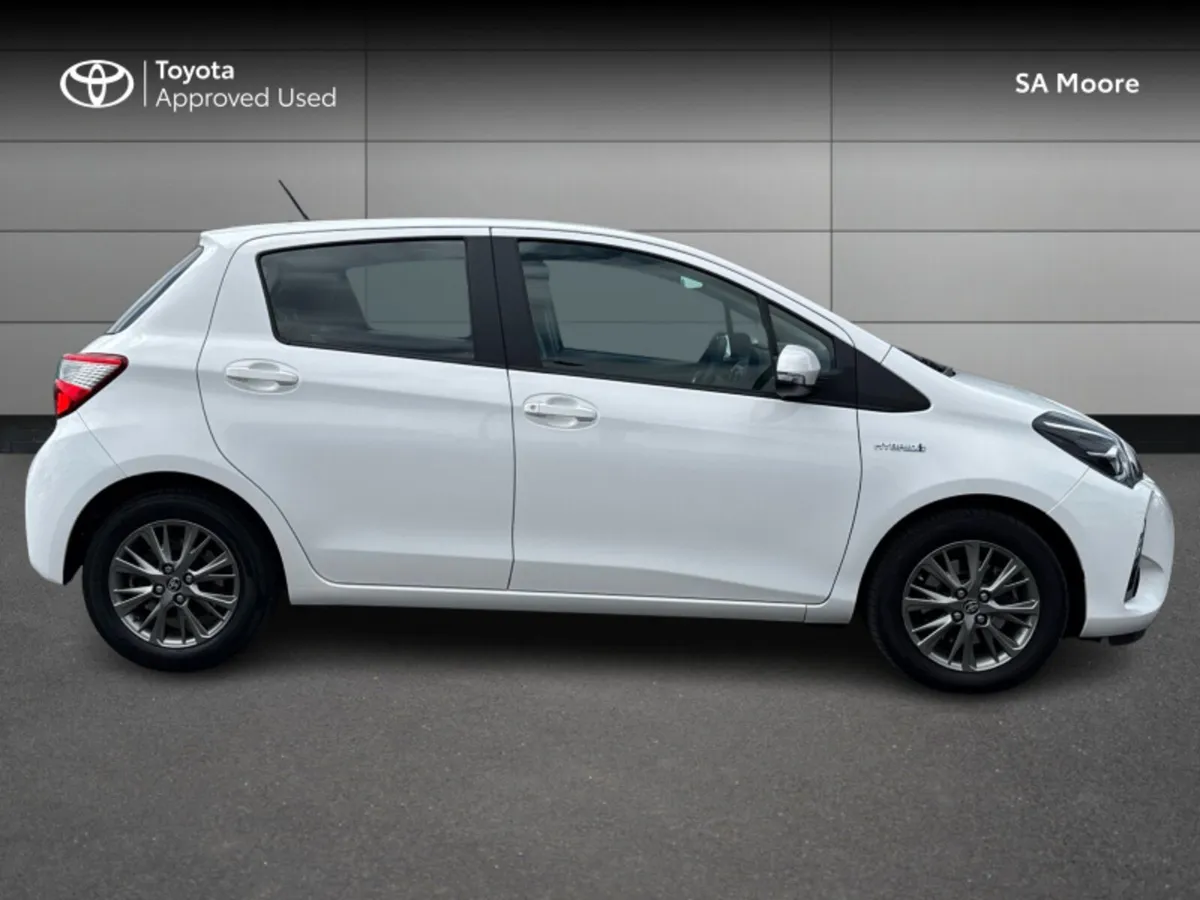 Toyota Yaris HYBRID 5DR LUNA - Image 3
