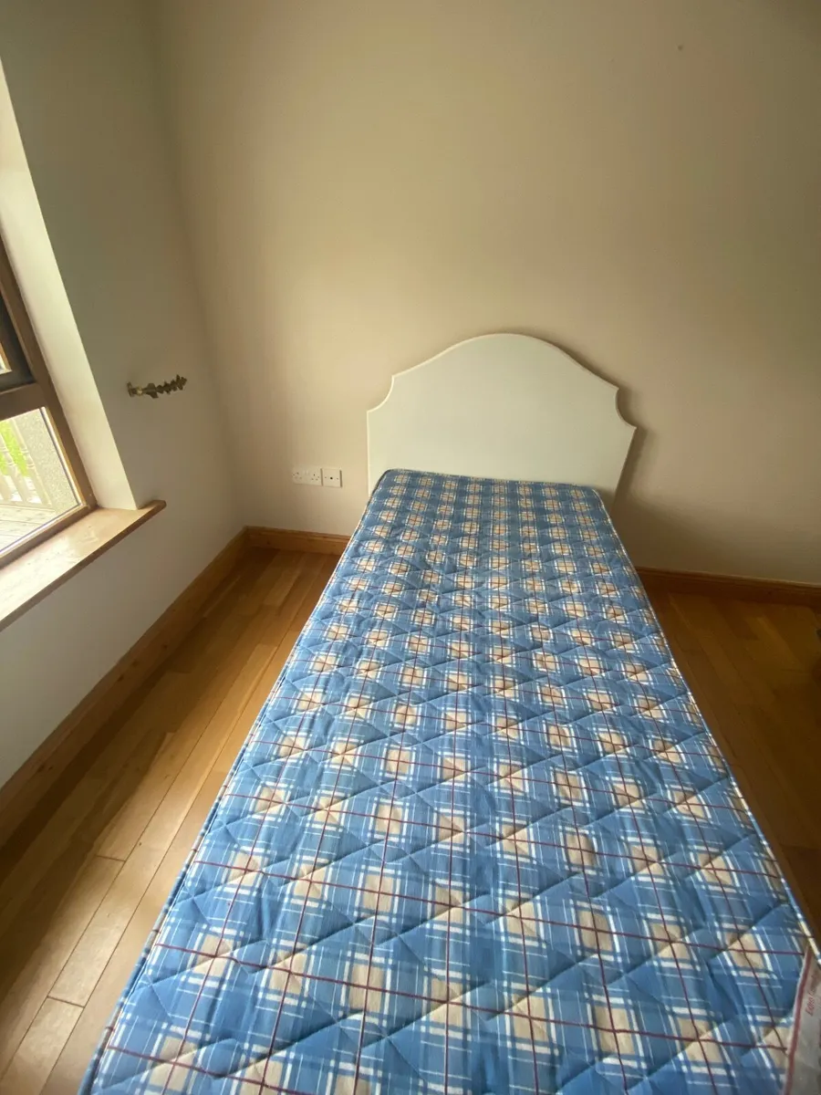 Single bed and head board - Image 2
