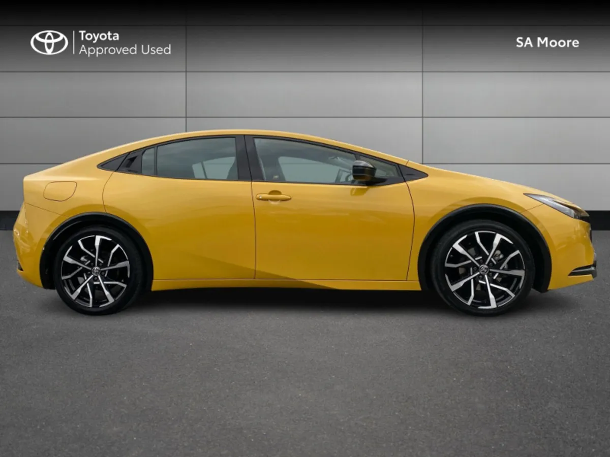 Toyota Prius FULL LEATHER - PLUG-IN HYBRID - Image 3