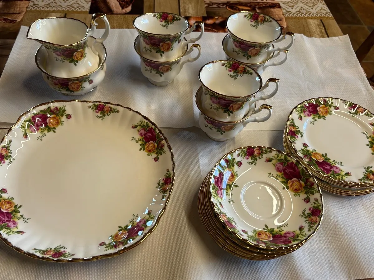 Royal Albert Old Country Roses China set - Image 1