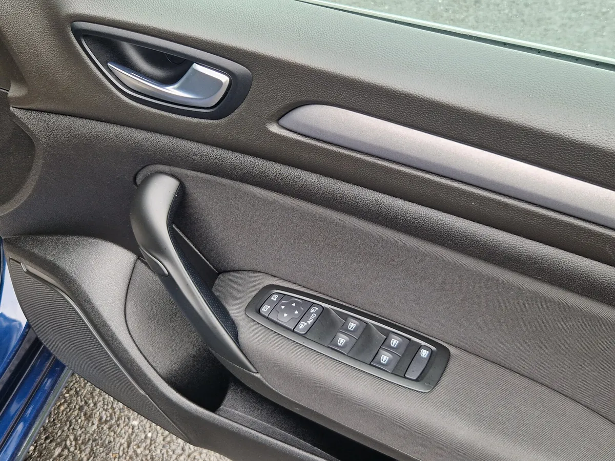 Renault Megane  PLAY BLUE DCI 115 - Image 3