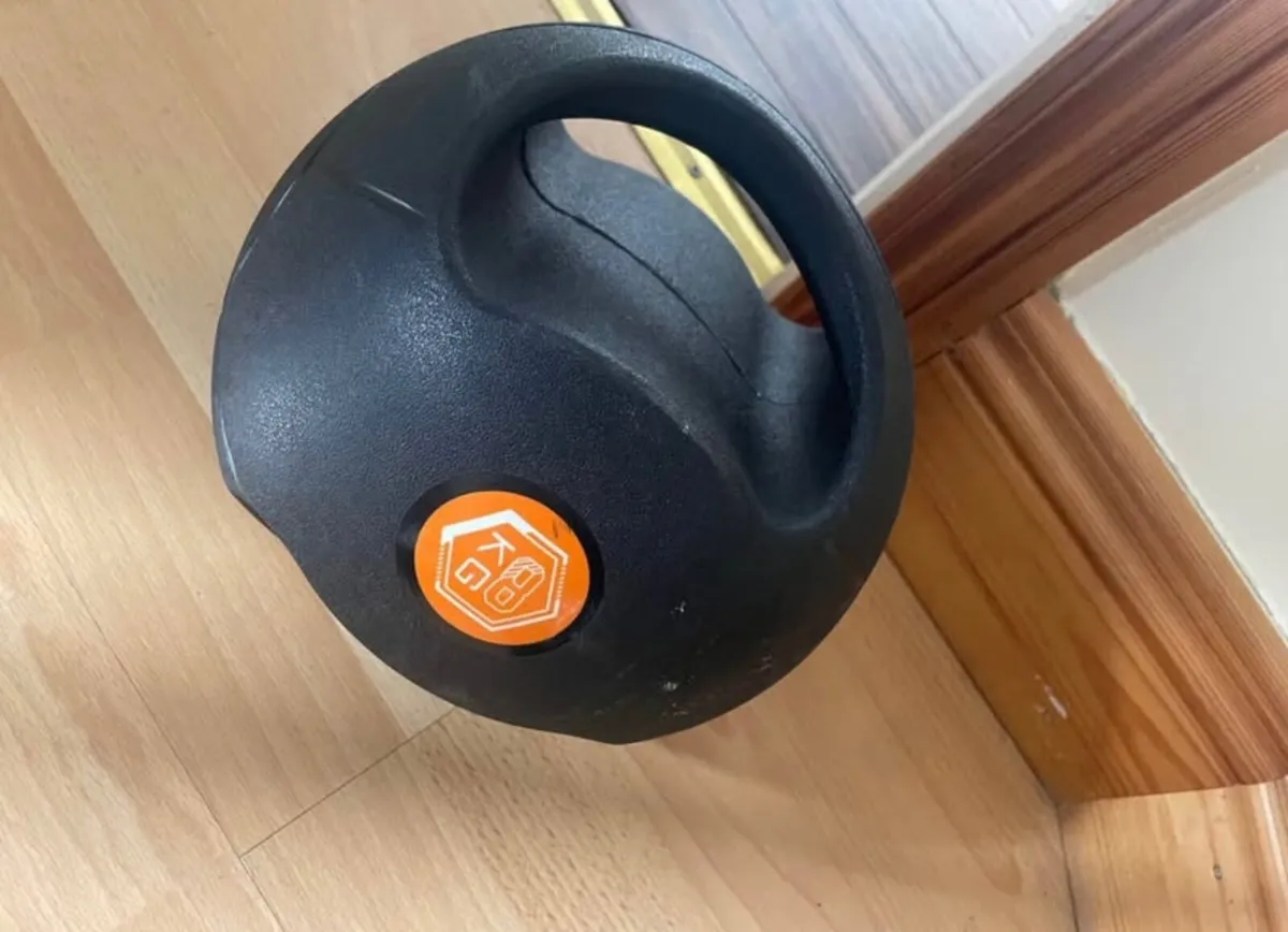 8kg medicine ball with handles